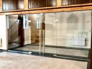 Szklane drzwi na wymiar Wrocław – inżynieria światła i przestrzeni w nowoczesnym wnętrzu